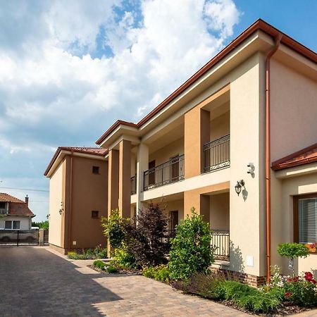 Villa Ephelia Dunajská Streda エクステリア 写真